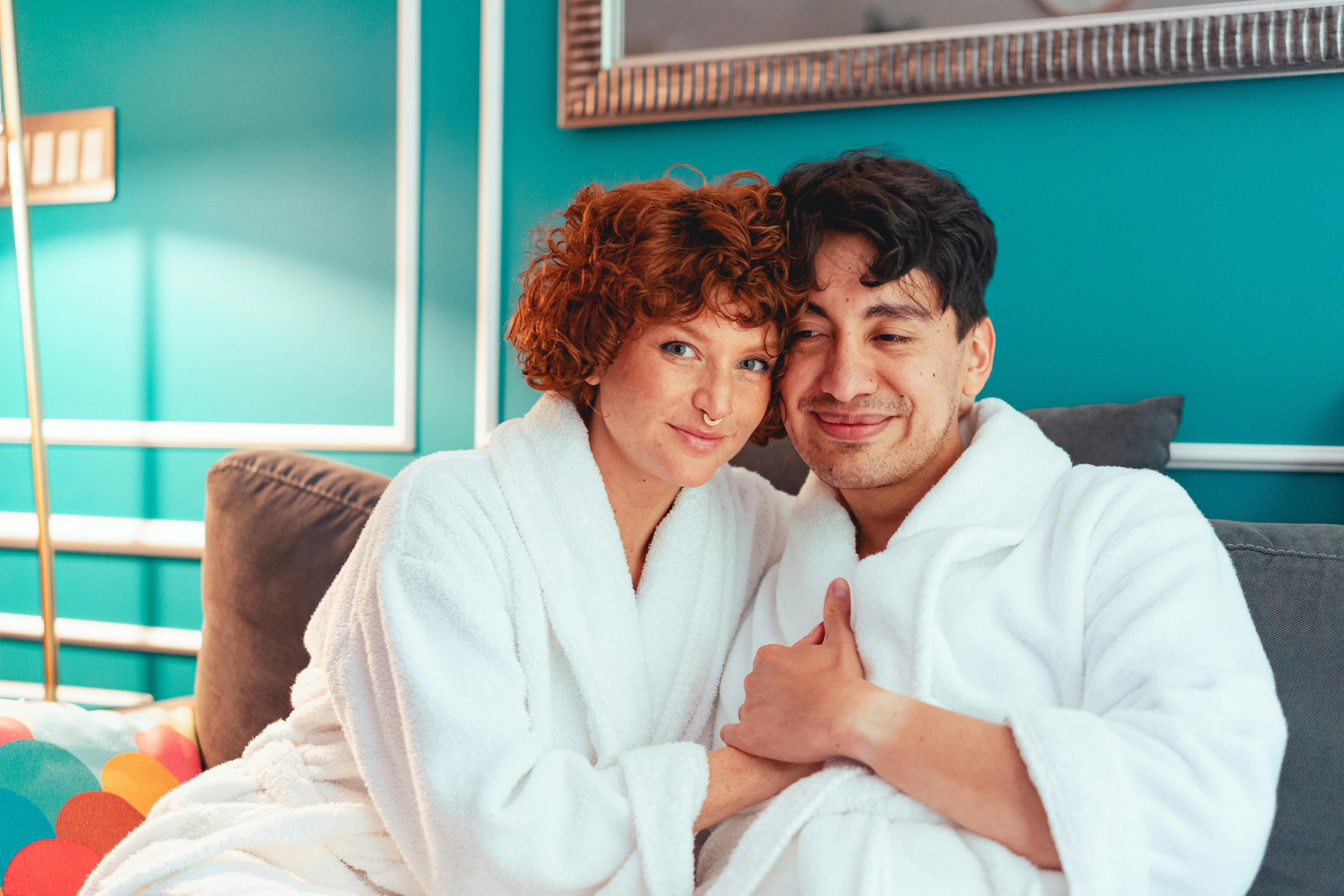 Пара в халатах в спокойной домашней обстановке