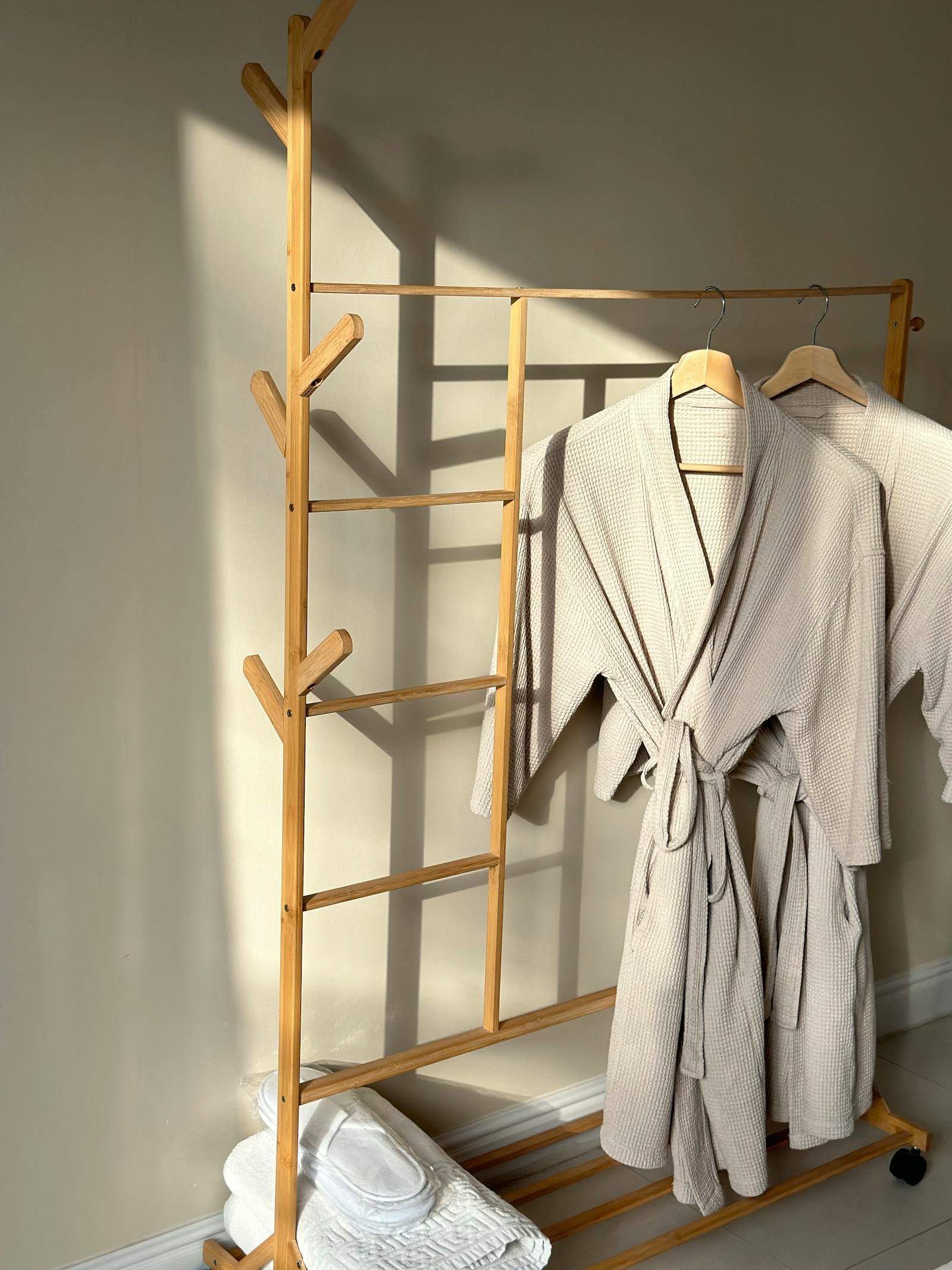 Белый халат в спокойной домашней подаче