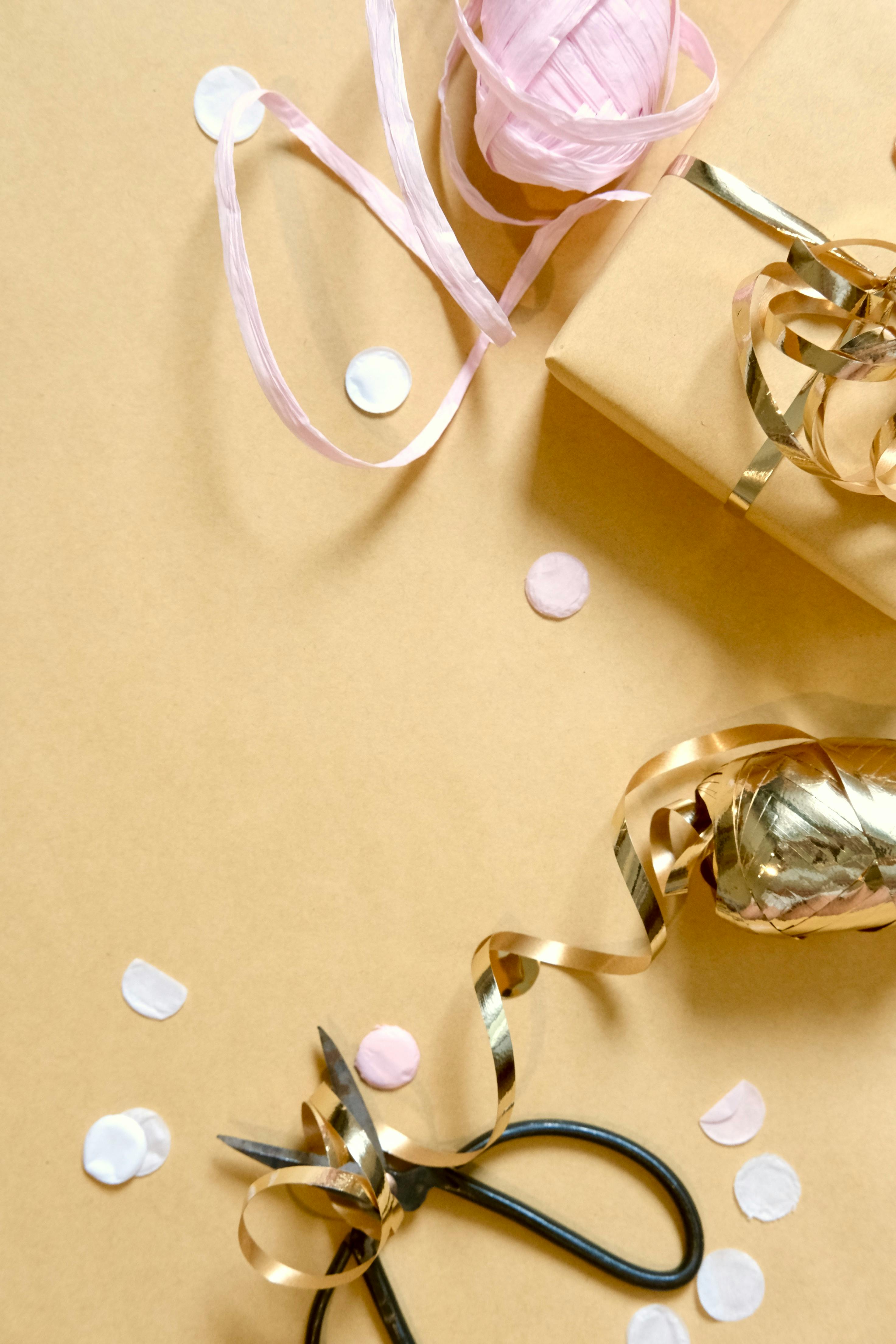 Подарочная подача в теплой нейтральной палитре