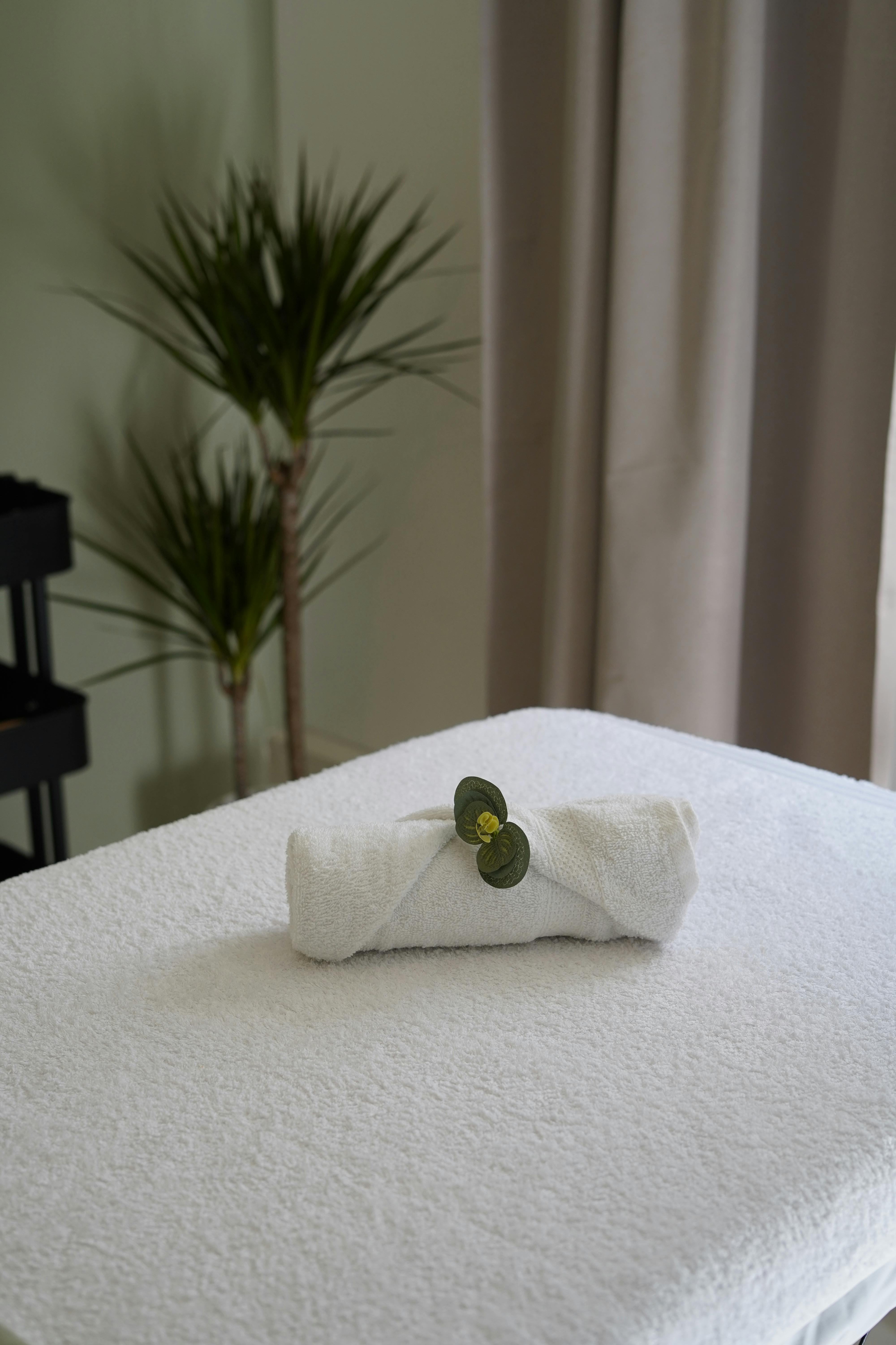 Светлое полотенце в мягком солнечном свете